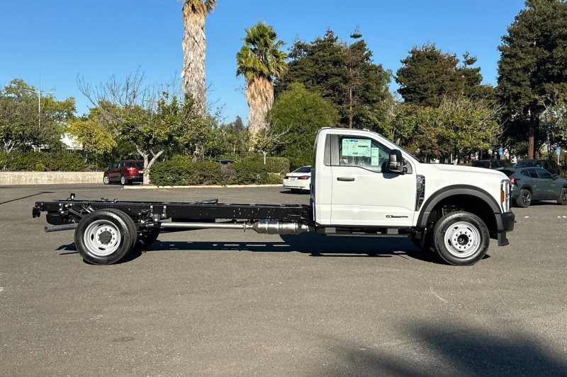 Ford F-550SD Vehicle Full-screen Gallery Image 02