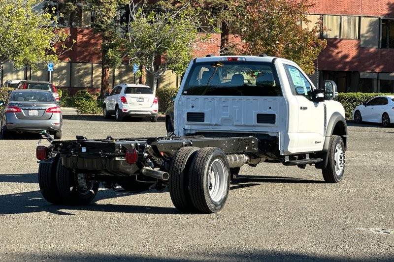 Ford F-550SD Vehicle Full-screen Gallery Image 03