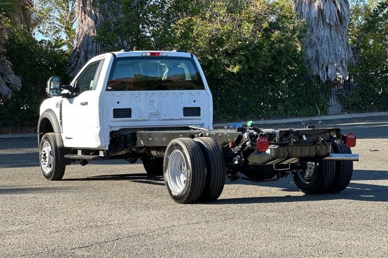 Ford F-550SD Vehicle Full-screen Gallery Image 05