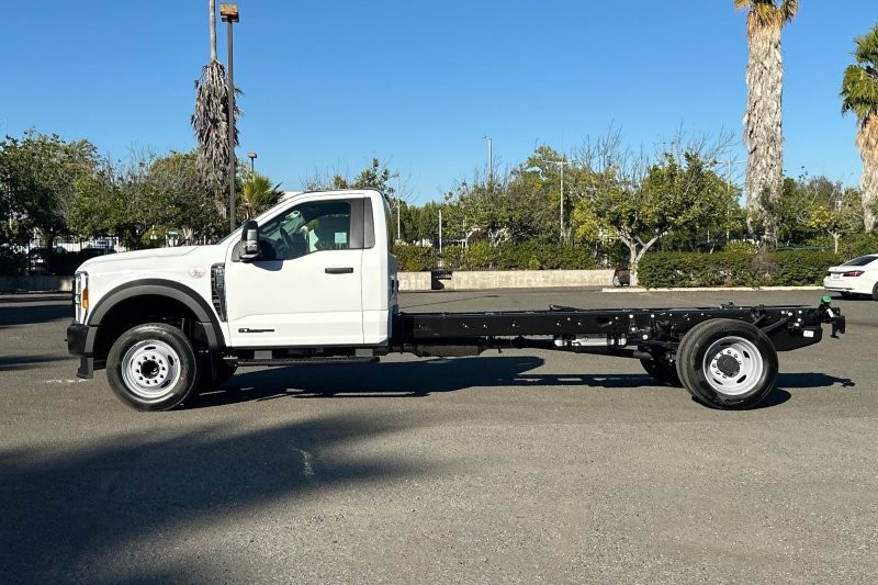 Ford F-550SD Vehicle Full-screen Gallery Image 06