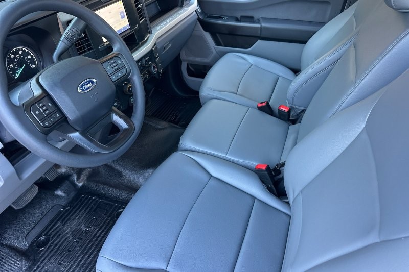 Ford F-550SD Vehicle Full-screen Gallery Image 09
