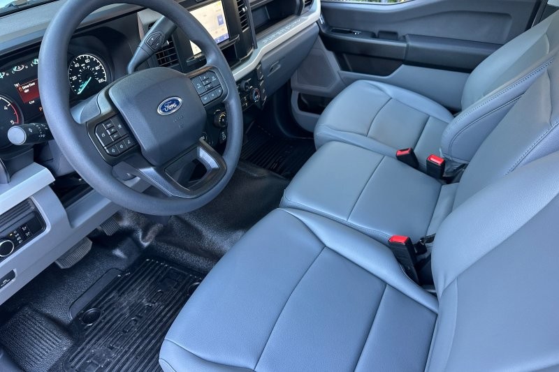 Ford F-550SD Vehicle Full-screen Gallery Image 12