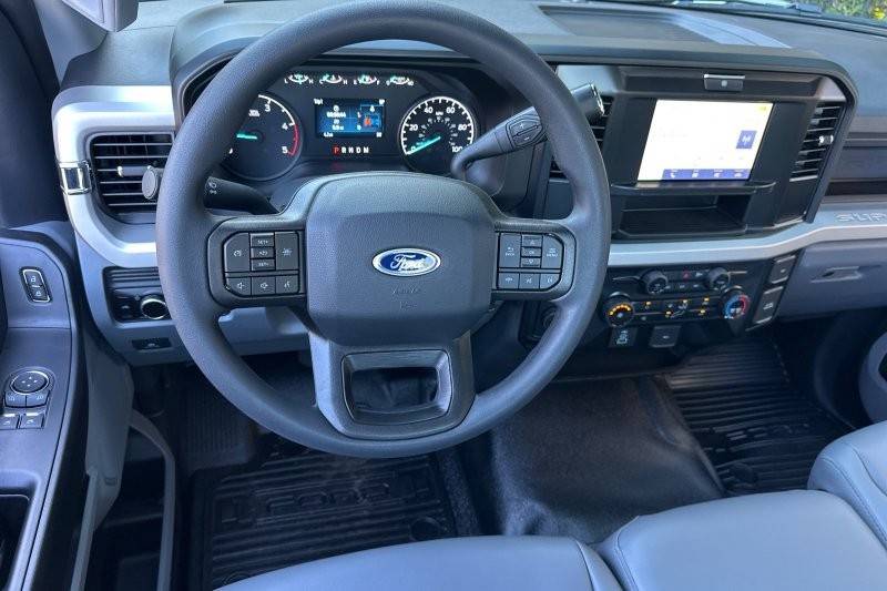Ford F-550SD Vehicle Full-screen Gallery Image 13