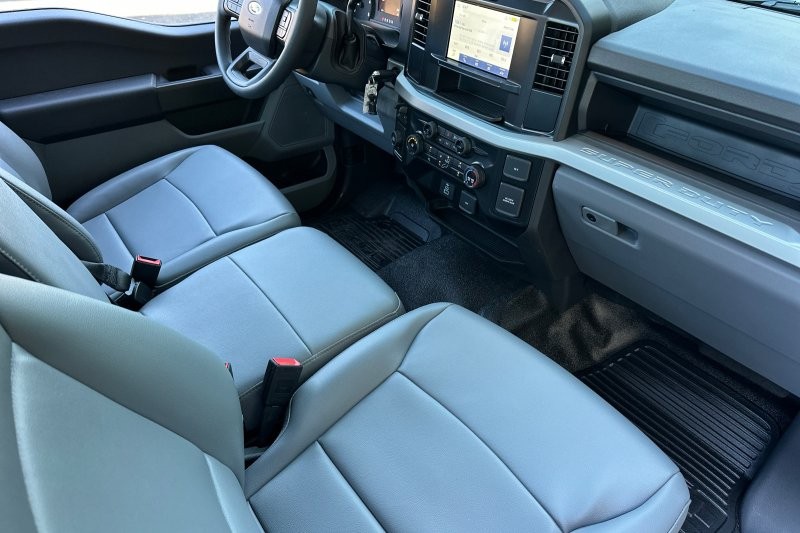 Ford F-550SD Vehicle Full-screen Gallery Image 14