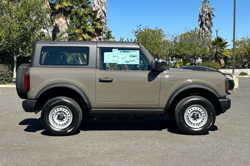 Ford Bronco Vehicle Full-screen Gallery Image 02