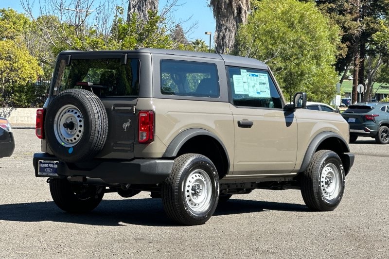 Ford Bronco Vehicle Full-screen Gallery Image 03