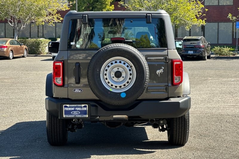 Ford Bronco Vehicle Full-screen Gallery Image 04
