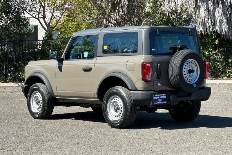 Ford Bronco Vehicle Full-screen Gallery Image 05