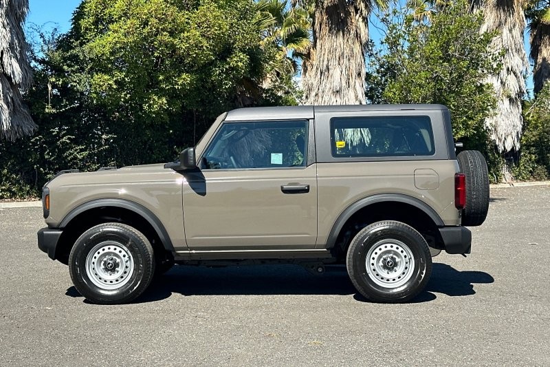 Ford Bronco Vehicle Full-screen Gallery Image 06