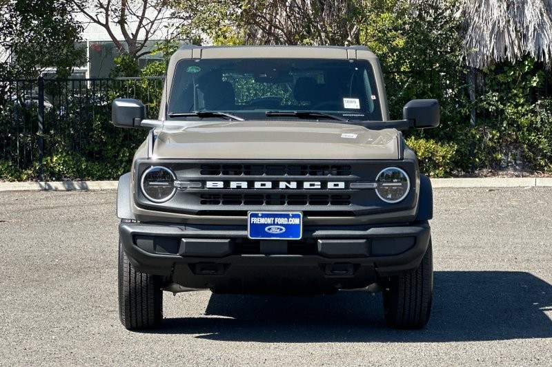 Ford Bronco Vehicle Full-screen Gallery Image 08