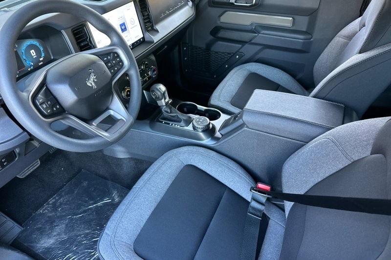 Ford Bronco Vehicle Full-screen Gallery Image 09
