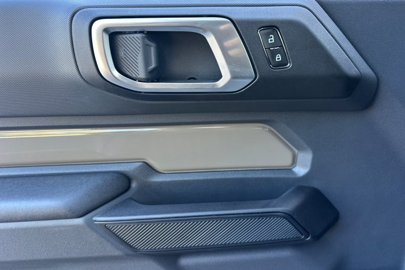 Ford Bronco Vehicle Full-screen Gallery Image 10