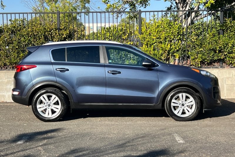 Kia Sportage Vehicle Full-screen Gallery Image 02