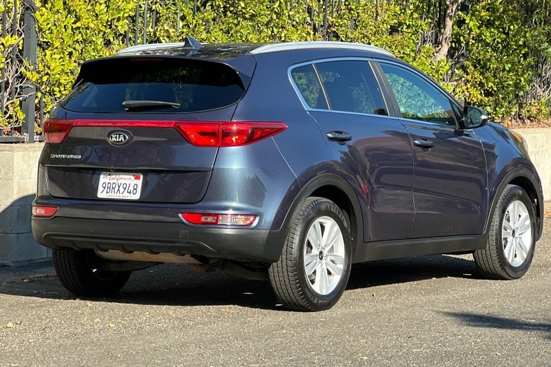 Kia Sportage Vehicle Full-screen Gallery Image 03