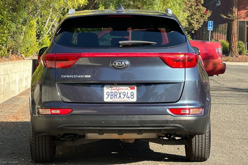 Kia Sportage Vehicle Full-screen Gallery Image 04