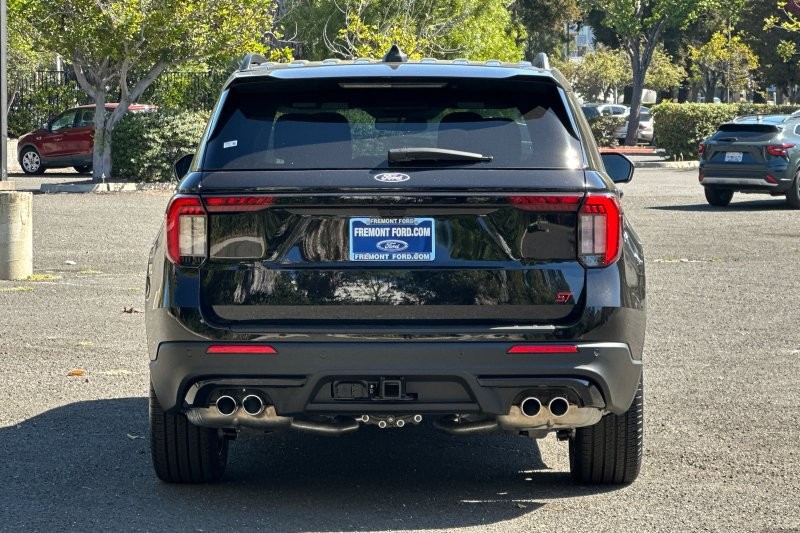 Ford Explorer Vehicle Full-screen Gallery Image 04