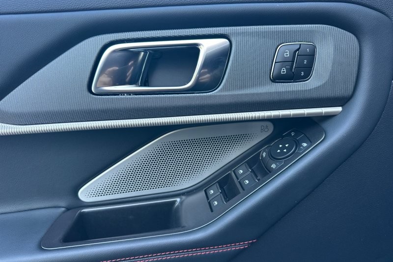 Ford Explorer Vehicle Full-screen Gallery Image 10