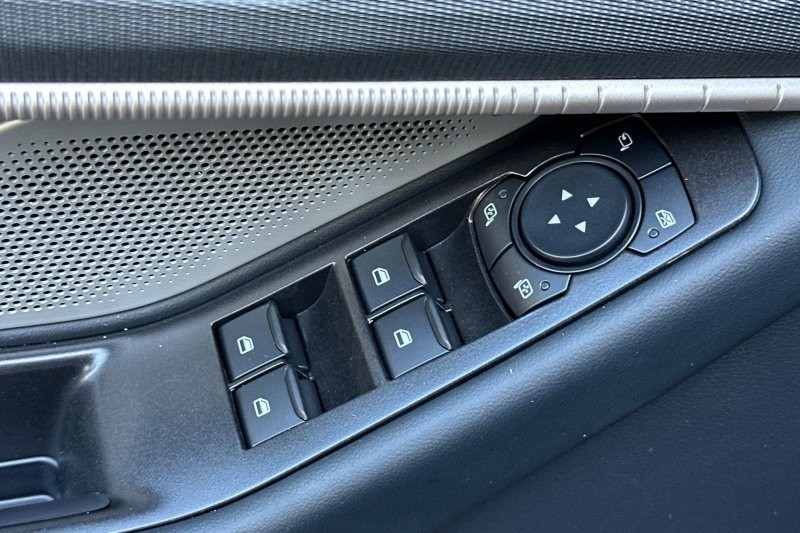 Ford Explorer Vehicle Full-screen Gallery Image 11
