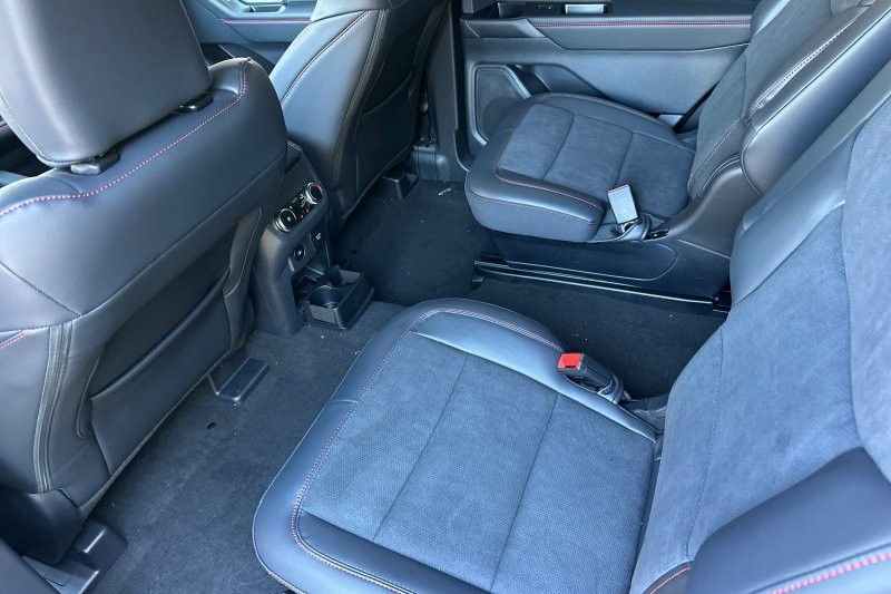 Ford Explorer Vehicle Full-screen Gallery Image 12