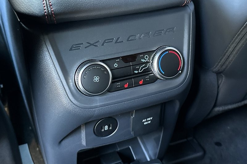 Ford Explorer Vehicle Full-screen Gallery Image 13