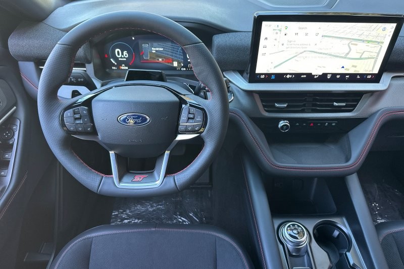 Ford Explorer Vehicle Full-screen Gallery Image 15