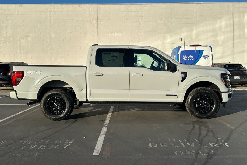 Ford F-150 Vehicle Full-screen Gallery Image 02