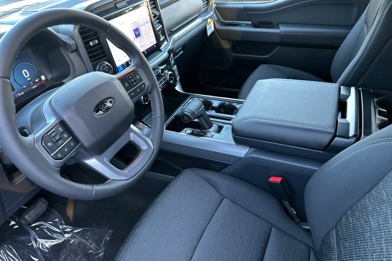 Ford F-150 Vehicle Full-screen Gallery Image 09