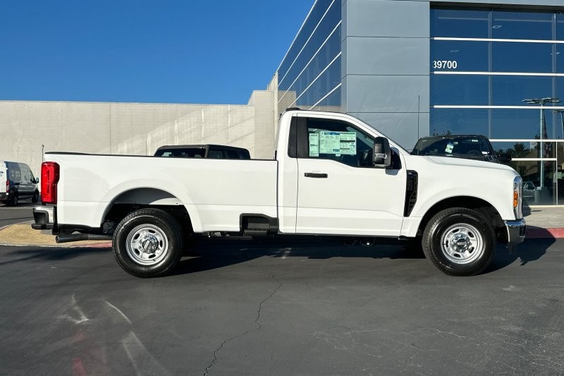 Ford F-250SD Vehicle Full-screen Gallery Image 02