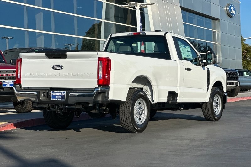 Ford F-250SD Vehicle Full-screen Gallery Image 03