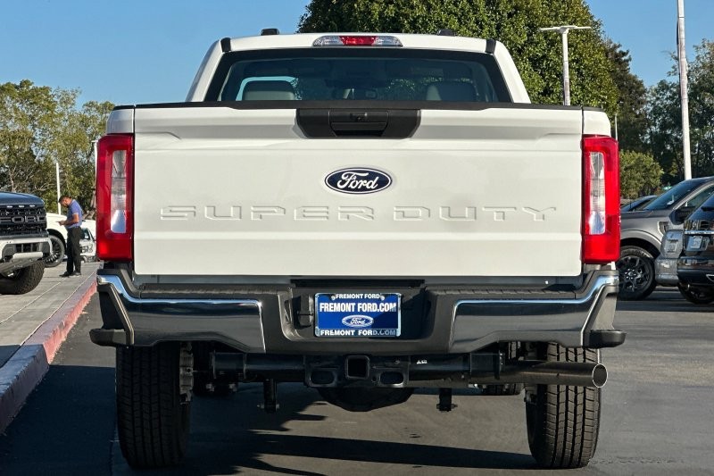 Ford F-250SD Vehicle Full-screen Gallery Image 04
