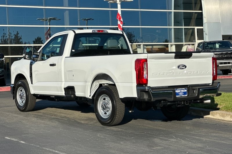 Ford F-250SD Vehicle Full-screen Gallery Image 05