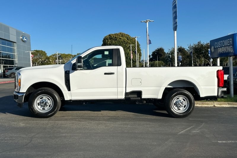 Ford F-250SD Vehicle Full-screen Gallery Image 06