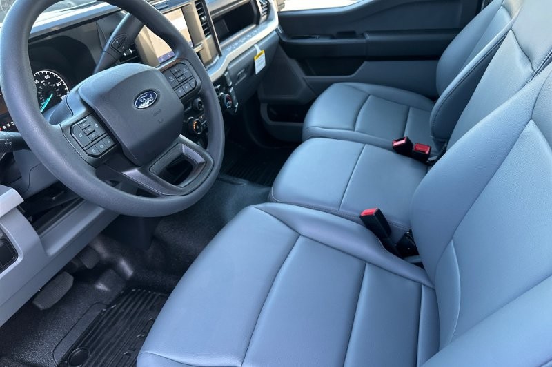 Ford F-250SD Vehicle Full-screen Gallery Image 09
