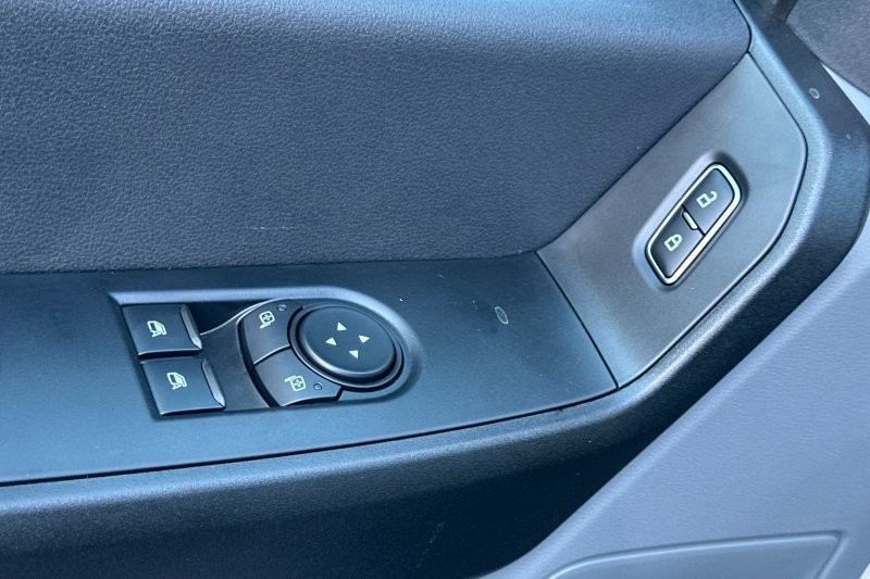 Ford F-250SD Vehicle Full-screen Gallery Image 11