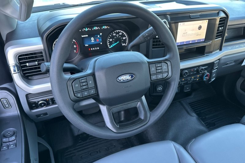 Ford F-250SD Vehicle Full-screen Gallery Image 13