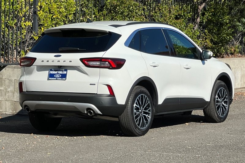 Ford Escape Plug-In Hybrid Vehicle Full-screen Gallery Image 03
