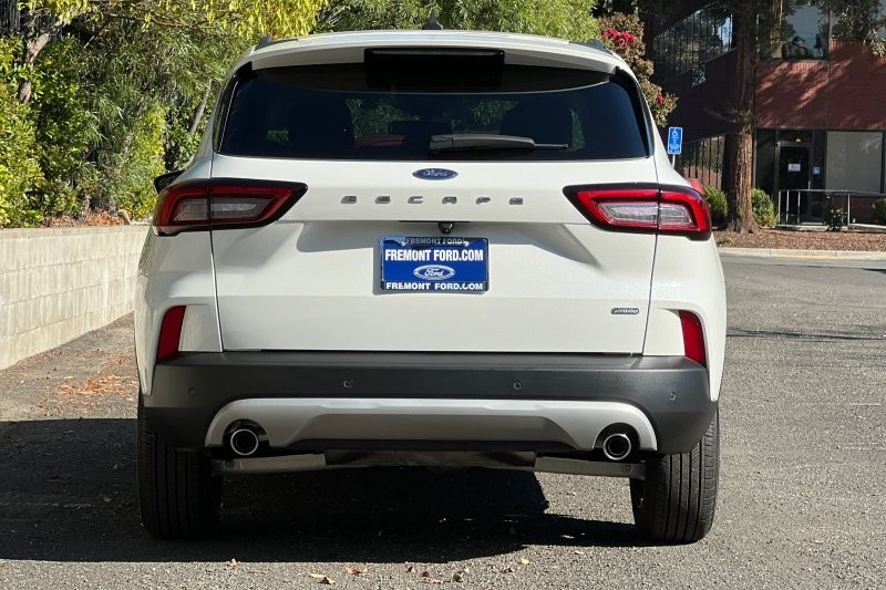 Ford Escape Plug-In Hybrid Vehicle Full-screen Gallery Image 04