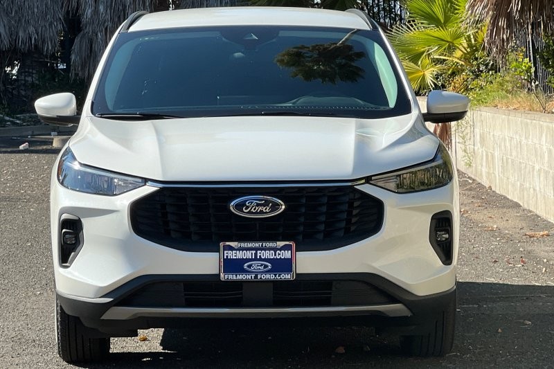 Ford Escape Plug-In Hybrid Vehicle Full-screen Gallery Image 09