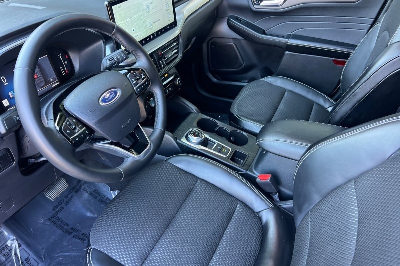 Ford Escape Plug-In Hybrid Vehicle Full-screen Gallery Image 10