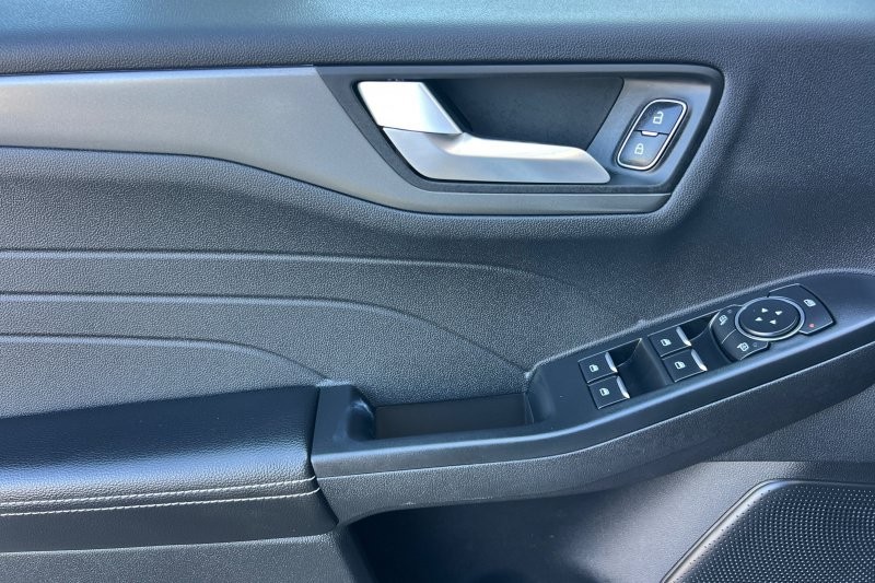 Ford Escape Plug-In Hybrid Vehicle Full-screen Gallery Image 11