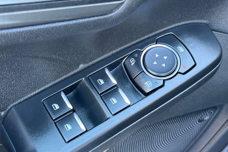 Ford Escape Plug-In Hybrid Vehicle Full-screen Gallery Image 12