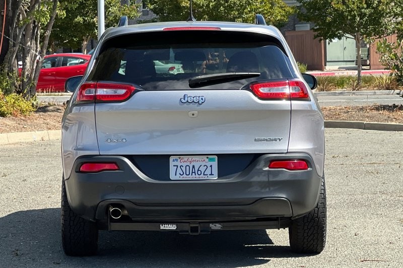 Jeep Cherokee Vehicle Full-screen Gallery Image 04