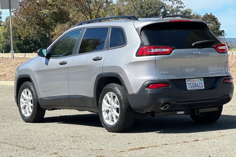 Jeep Cherokee Vehicle Full-screen Gallery Image 05
