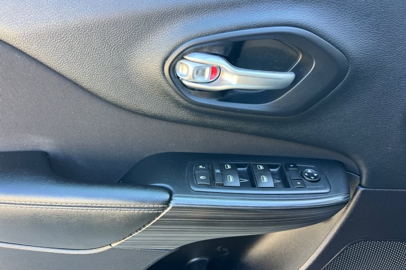 Jeep Cherokee Vehicle Full-screen Gallery Image 10