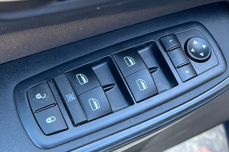 Jeep Cherokee Vehicle Full-screen Gallery Image 11