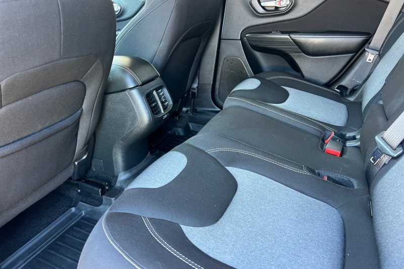 Jeep Cherokee Vehicle Full-screen Gallery Image 13