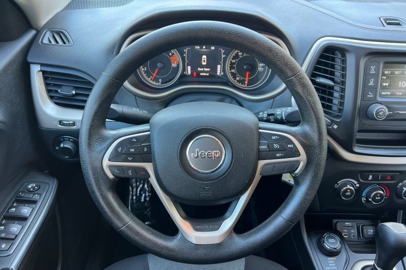 Jeep Cherokee Vehicle Full-screen Gallery Image 15