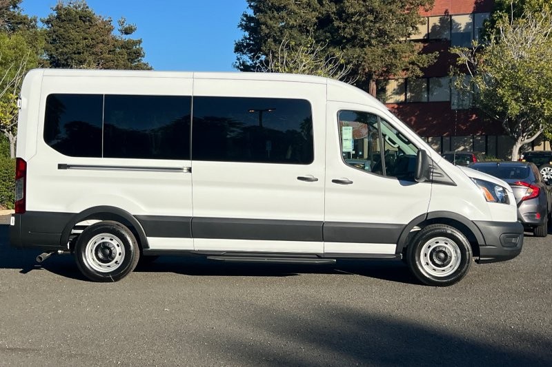 Ford Transit-350 Vehicle Full-screen Gallery Image 02