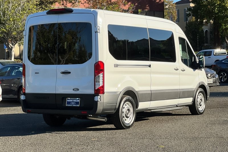 Ford Transit-350 Vehicle Full-screen Gallery Image 03