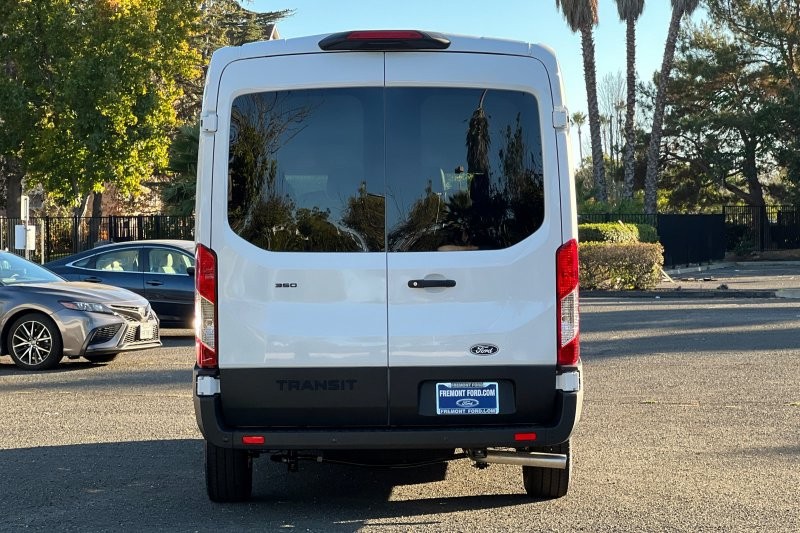 Ford Transit-350 Vehicle Full-screen Gallery Image 04